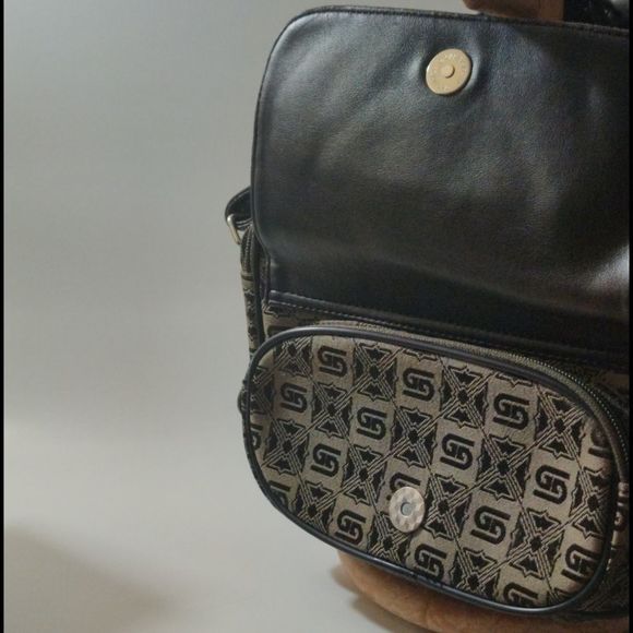 GD Uni-Sex Cross Body Mini Bag - Picture 5 of 12